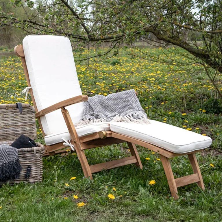 Arrecife Outdoor Deck Chair - with Cushion - White and Natural - Fabric and Teak Wood