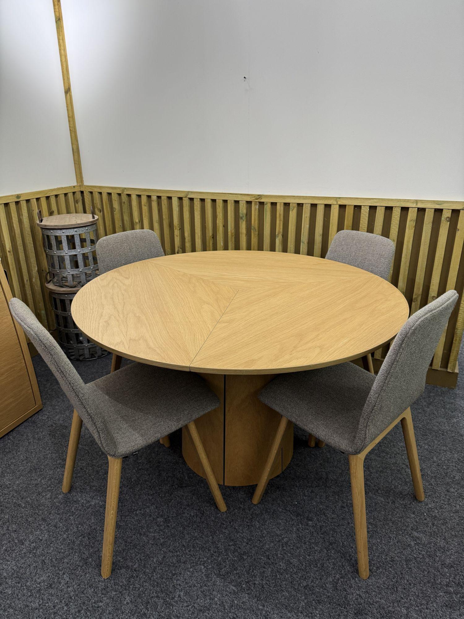 Extending Dining Table - 4-6 Seater - 123cm-149cm - Round - Oak - SM33 - EX Display